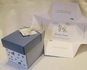 Invitaciones de Casamiento - Cajita CAS-02 - Cajita tapa satinada azul con cinta de organza blanca<br />
(medida 8x8, tapa satinada)