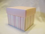 Cajitas para 15 años - Cajita 06 - Modelo cajita rayas con tapa rosa<br />
(medida 8x8, en opalina blanca 225gr, tapa satinada)