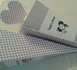 Conos haciendo juego con invitaciones <br />